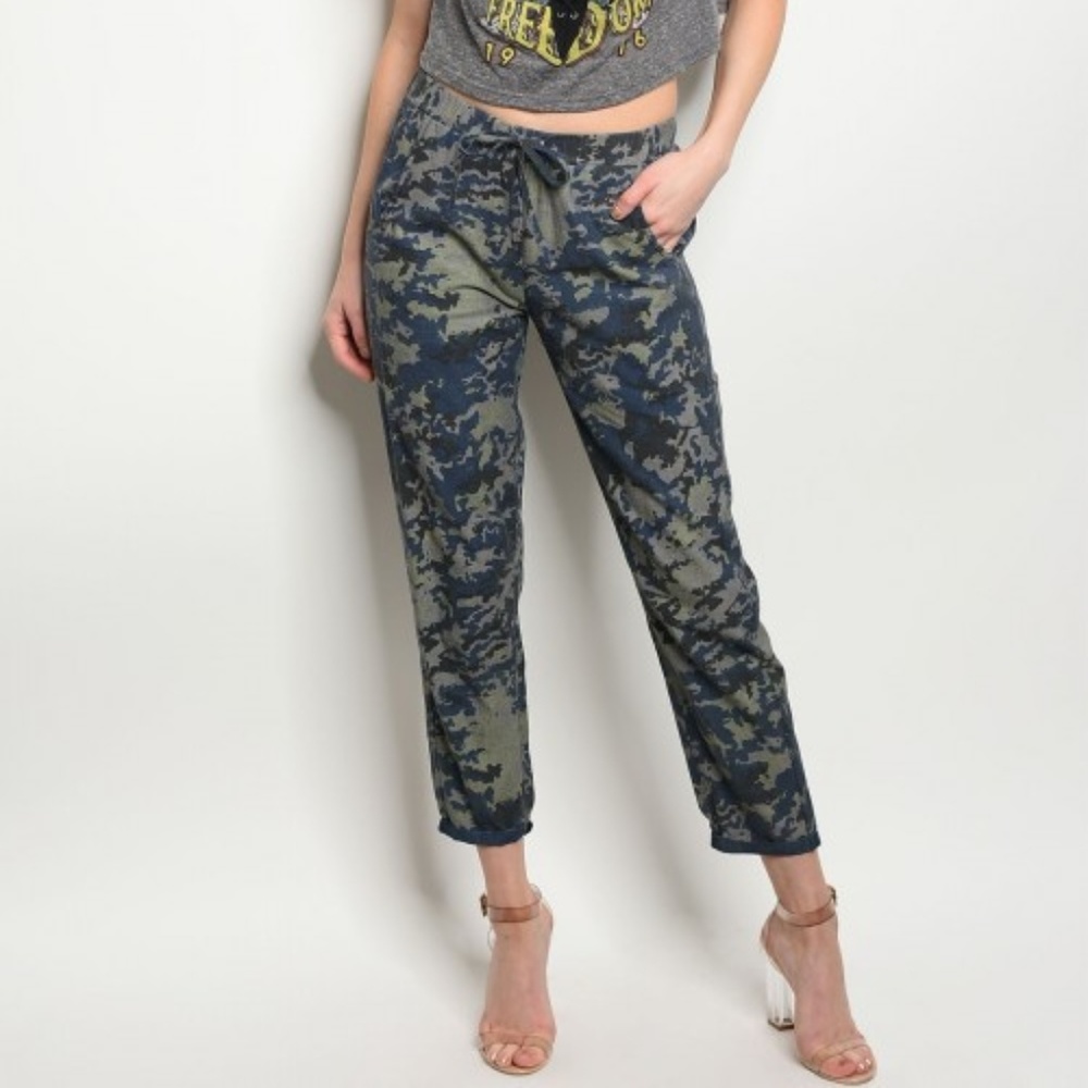 NWT Signature8 Blue Camo Crop Pants